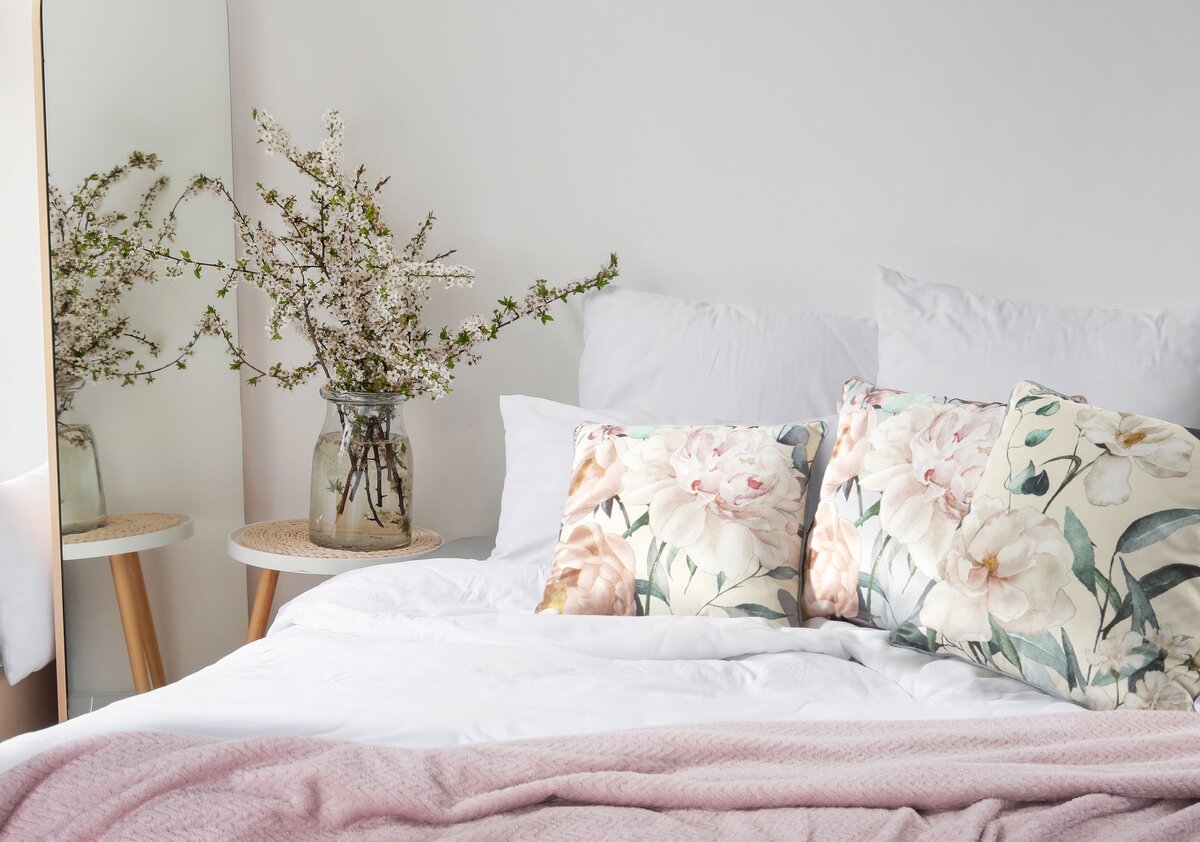 Elegantes Floral-Dekokissen in Creme &amp; Salbeigrün | Botanical Luxury Collection